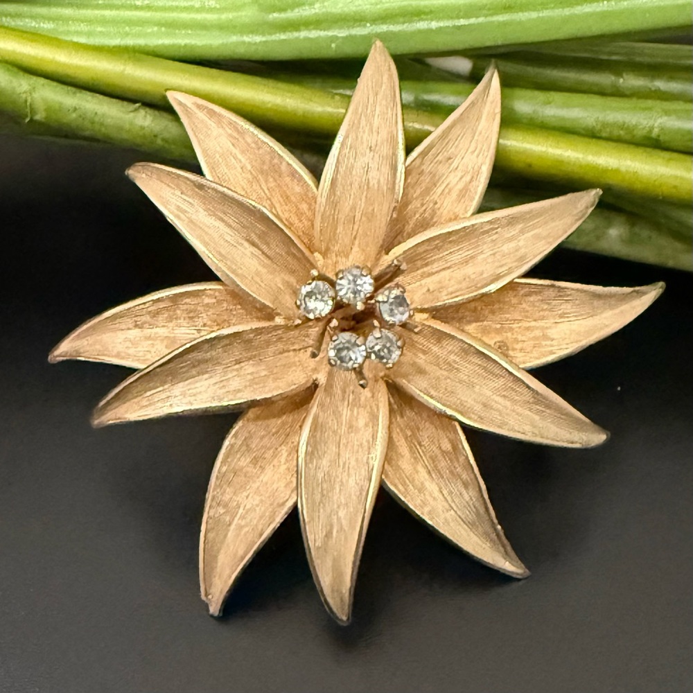 Vintage Unsigned Textured Gold Tone Rhinestone Center 3D Flower Brooch 25g.